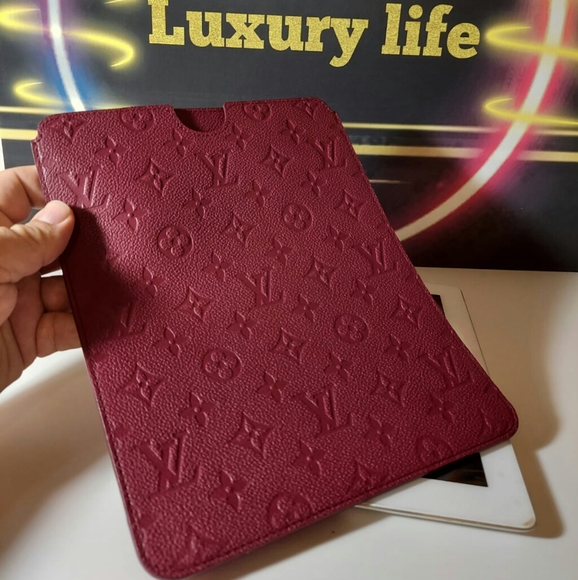 LOUIS VUITTON
Empreinte iPad Softcase Infini - Picture 2 of 10